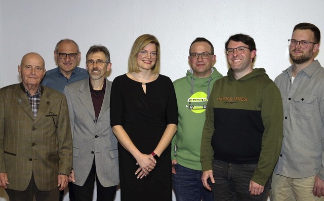 Der Musikverein ehrte mehrere Mitglied... Peter Vautlnder (Dritter von links).  | Foto: Beate Zehnle-Lehmann