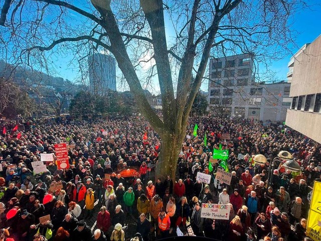 Rund 4000 Menschen demonstrierten am S...g in Lrrach gegen Rechtsextremismus.   | Foto: Barbara Ruda