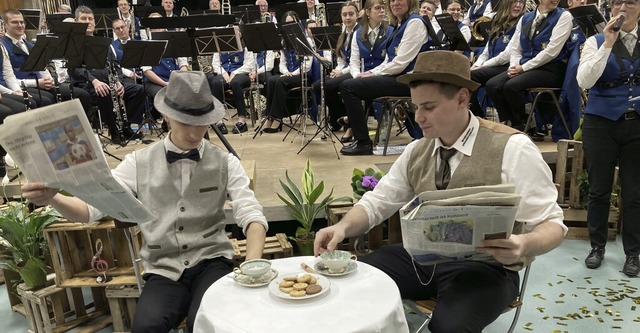 Christian Geugelin und Marko Kaltenbac...Zugabe das Schlagzeug gegen Teetassen.  | Foto: Christiane Breuer