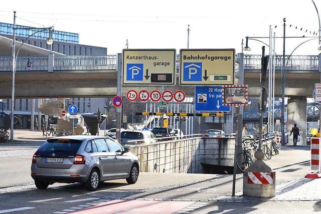 Ist vom 1. Mrz an dicht: die Bahnhofsgarage und ihre nrdliche Einfahrt.  | Foto: Rita Eggstein