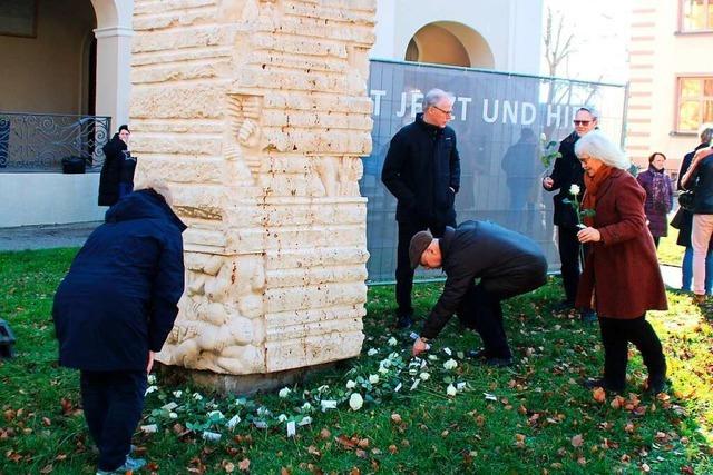 Viele Menschen gedenken in Rheinfelden-Herten der Opfer der Nazis