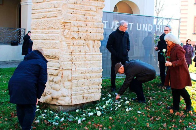 Am Gedenkstein legten Besucher des Got...eten Bewohner des St. Josefshauses ab.  | Foto: Rolf Reimann