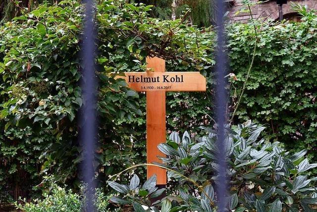 Das Grab von Helmut Kohl ziert noch immer nur ein Holzkreuz