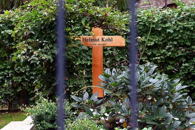 Das eingezunte Grab Helmut Kohls in Speyer  | Foto: Stefan Jehle