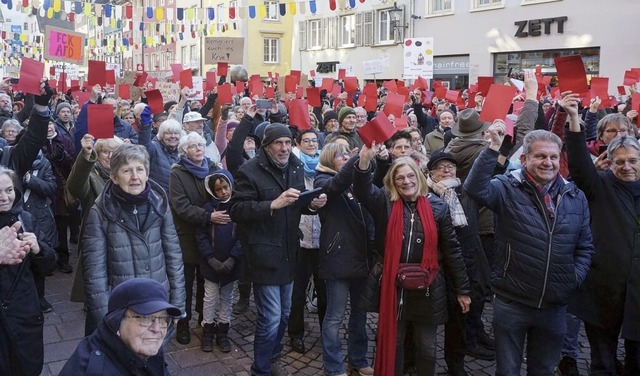 Viele Menschen zeigen bei der Kundgebu...strae dem Faschismus die rote Karte.   | Foto:  