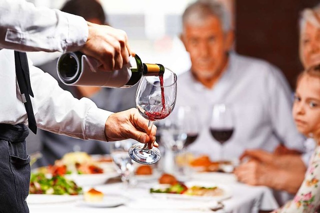 Wer ins Restaurant geht, muss seit Jahresbeginn mehr fr sein Essen bezahlen.  | Foto: Robert Kneschke