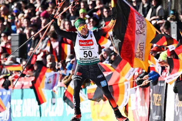 Fabian Riele erreicht letztmals das Ziel in Schonach.  | Foto: Bernd Weibrod (dpa)