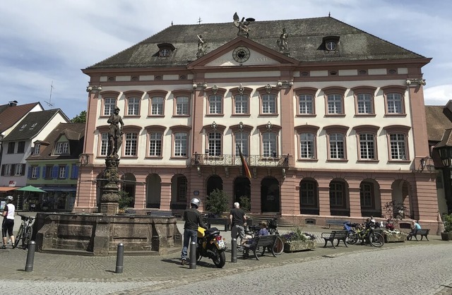 Das Gengenbacher Rathaus von 1784 wird...rd die Arkade im Erdgeschoss verglast.  | Foto: Bernhard Amelung