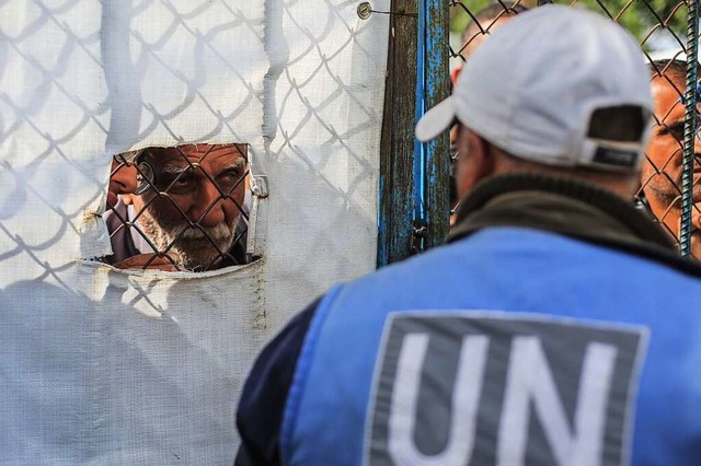 Ein Mitarbeiter des Hilfswerks der Ver...tlinge (UNRWA) in einem Verteilzentrum  | Foto: Mohammed Talatene