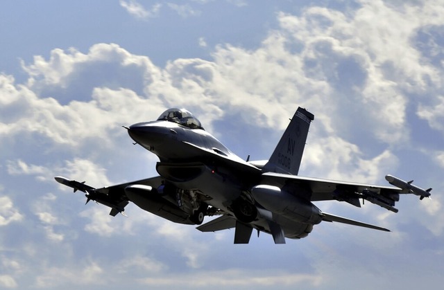 Ein F-16-Kampfjet hebt ab.  | Foto: Staff Sgt. Heather Ley (dpa)