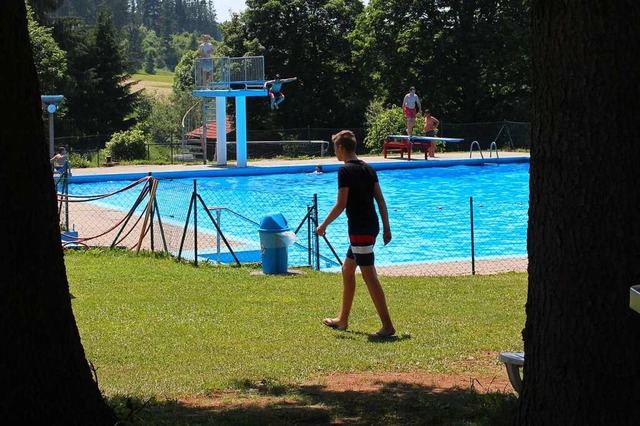 Auch weiterhin kann man frs Freibad Lffingen online Tickets buchen.  | Foto: Christa Maier