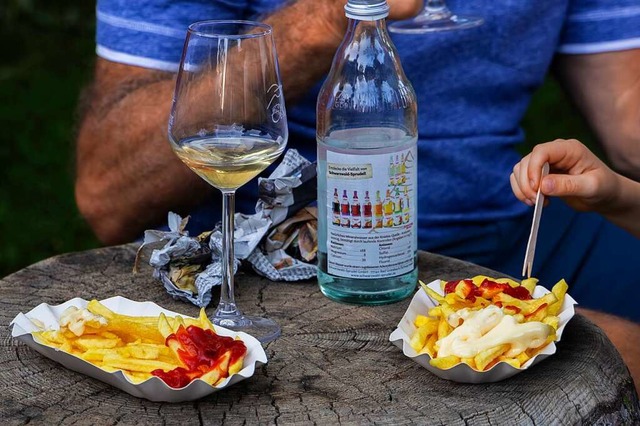 Ein Glas Wein und etwas fr den Magen ...as gehrt bei den meisten Festen dazu.  | Foto: Hubert Gemmert