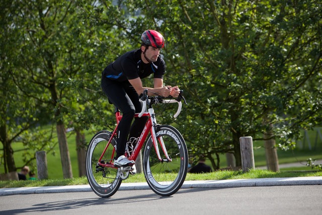 Voll fit: Fahrradfahren trainiert viele, verschiedene Muskeln.  | Foto: Christin Klose/dpa-tmn