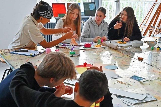 So knnte das Auenbecken von Freiburgs Westbad aussehen: Jugendliche machen Vorschlge mit Knete