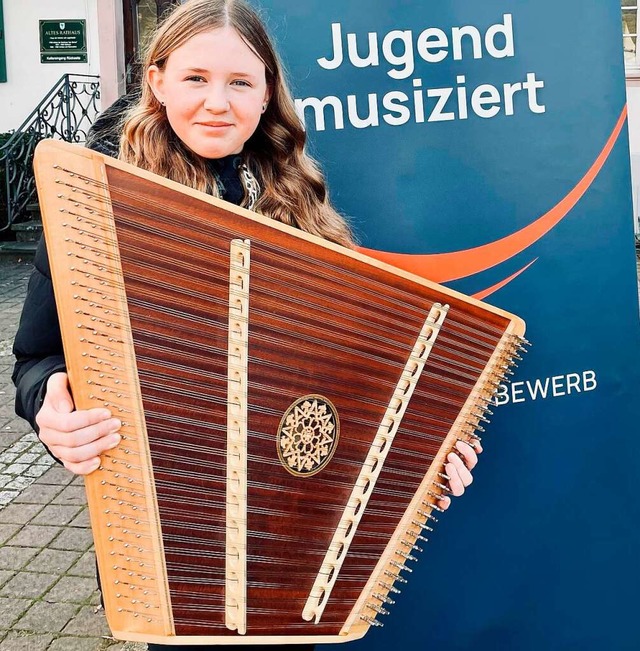Julia Annalena Dietsche spielte auf dem Hackbrett bei Jugend musiziert.  | Foto: Roswitha Frey