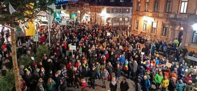 Demo gegen Rechtsextremismus in Herbol...abend in die Innenstadt vors Rathaus.   | Foto: Ruth Seitz