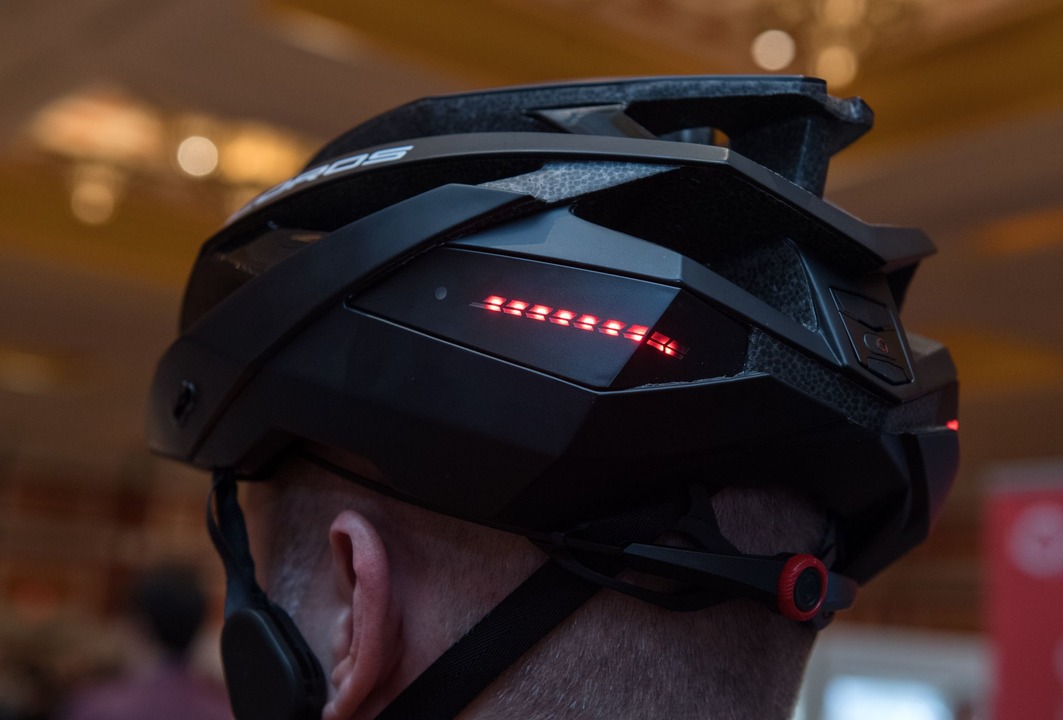 Mit Licht und Sturzsensor: In einigen Helmen steckt viel Technik.  | Foto: Andrea Warnecke/dpa-tmn