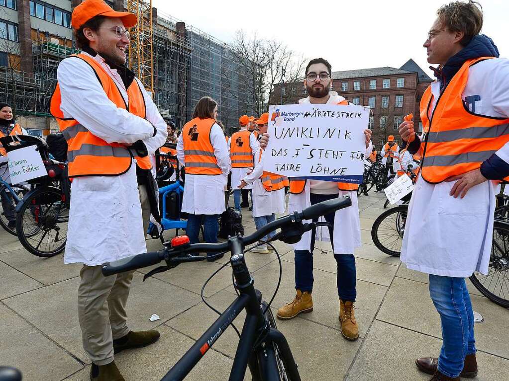 rzte an der Freiburger Uniklinik machen mit Warnstreik Druck im Tarifstreit