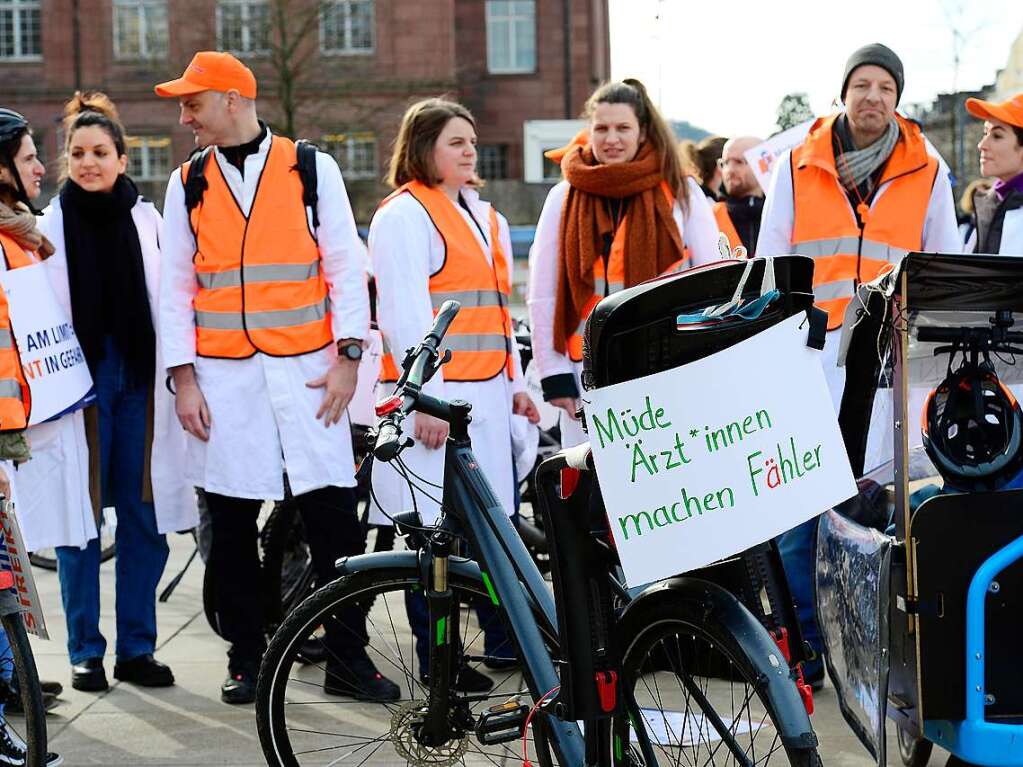 rzte an der Freiburger Uniklinik machen mit Warnstreik Druck im Tarifstreit