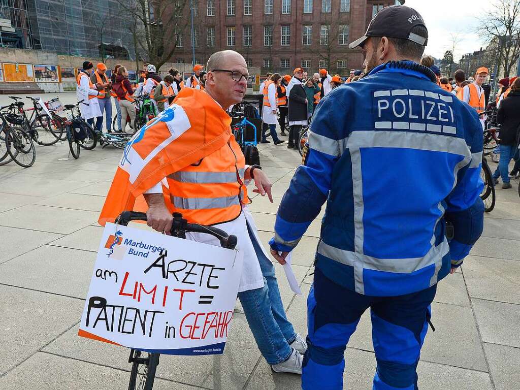 rzte an der Freiburger Uniklinik machen mit Warnstreik Druck im Tarifstreit