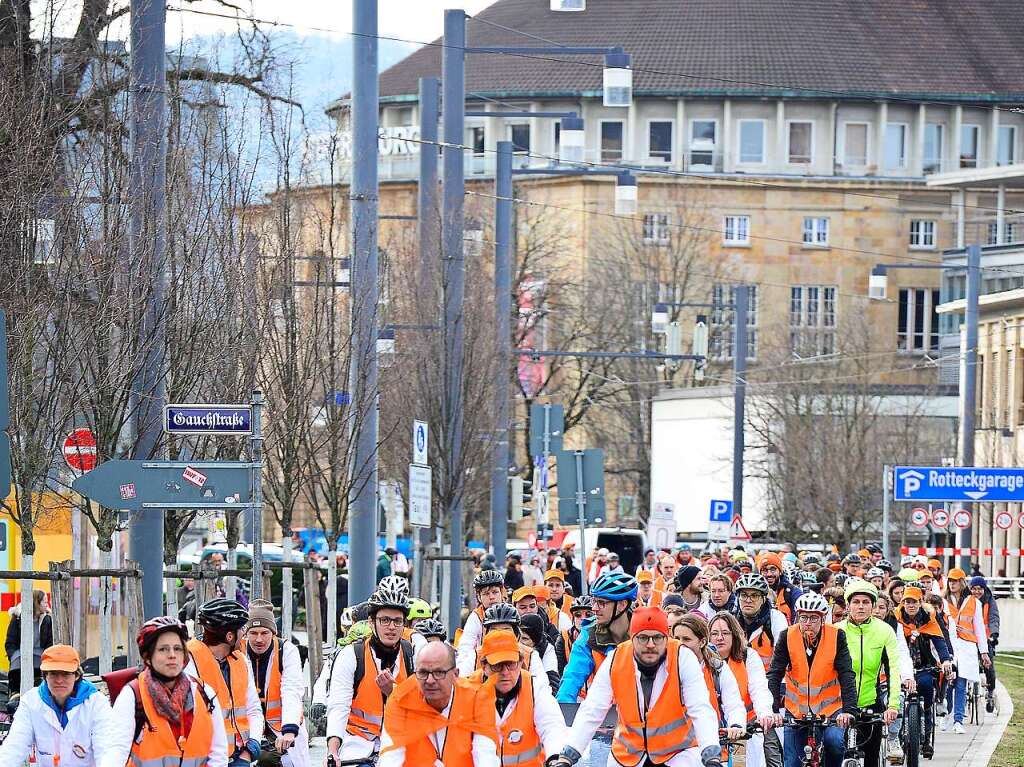 rzte an der Freiburger Uniklinik machen mit Warnstreik Druck im Tarifstreit