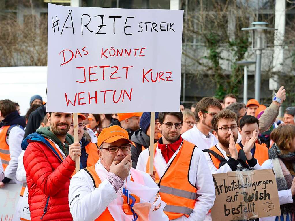 rzte an der Freiburger Uniklinik machen mit Warnstreik Druck im Tarifstreit