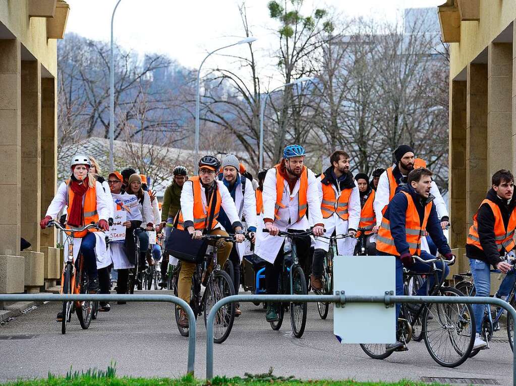 rzte an der Freiburger Uniklinik machen mit Warnstreik Druck im Tarifstreit