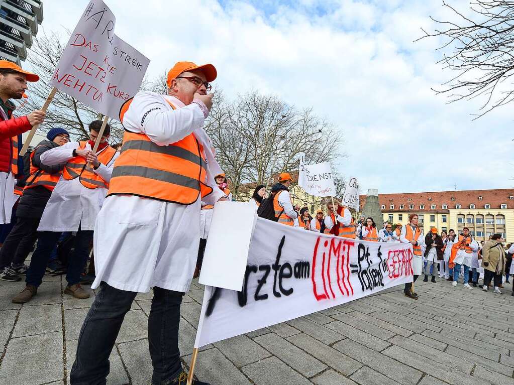 rzte an der Freiburger Uniklinik machen mit Warnstreik Druck im Tarifstreit