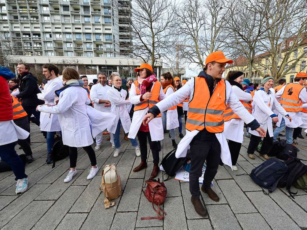 rzte an der Freiburger Uniklinik machen mit Warnstreik Druck im Tarifstreit