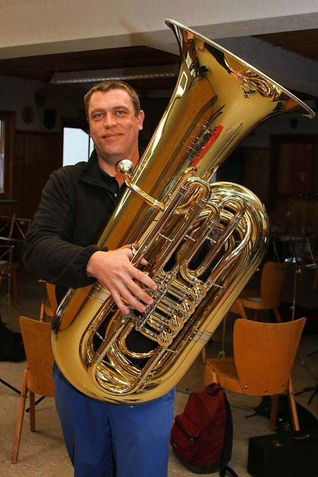 Florian Seckinger vom Musikverein Oberbrnd mit seiner Tuba  | Foto: Gert Brichta