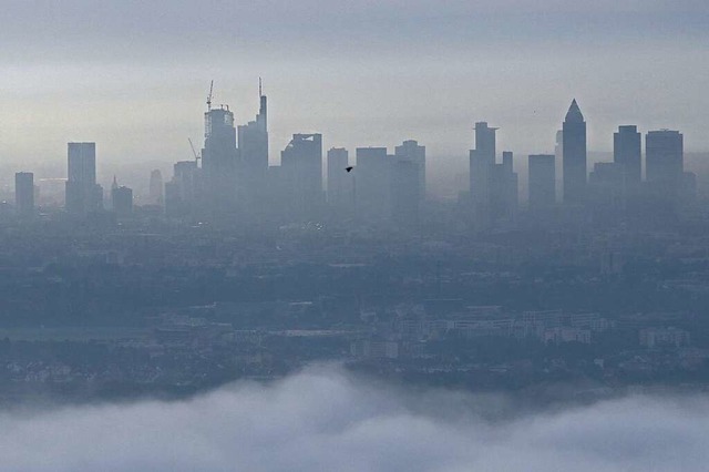 Frankfurter Bankenskyline. In den Cum-...auf das Urteil von Juristen verlassen.  | Foto: Arne Dedert (dpa)