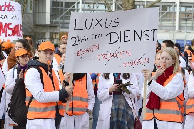 rzte der Uniklinik Freiburg streiken mit Rckengymnastik