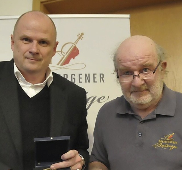 Ulrich Theileis (links) hat Kilian Sch...Schulze-Delitzsch-Medaille berreicht.  | Foto: Sebastian Ehret