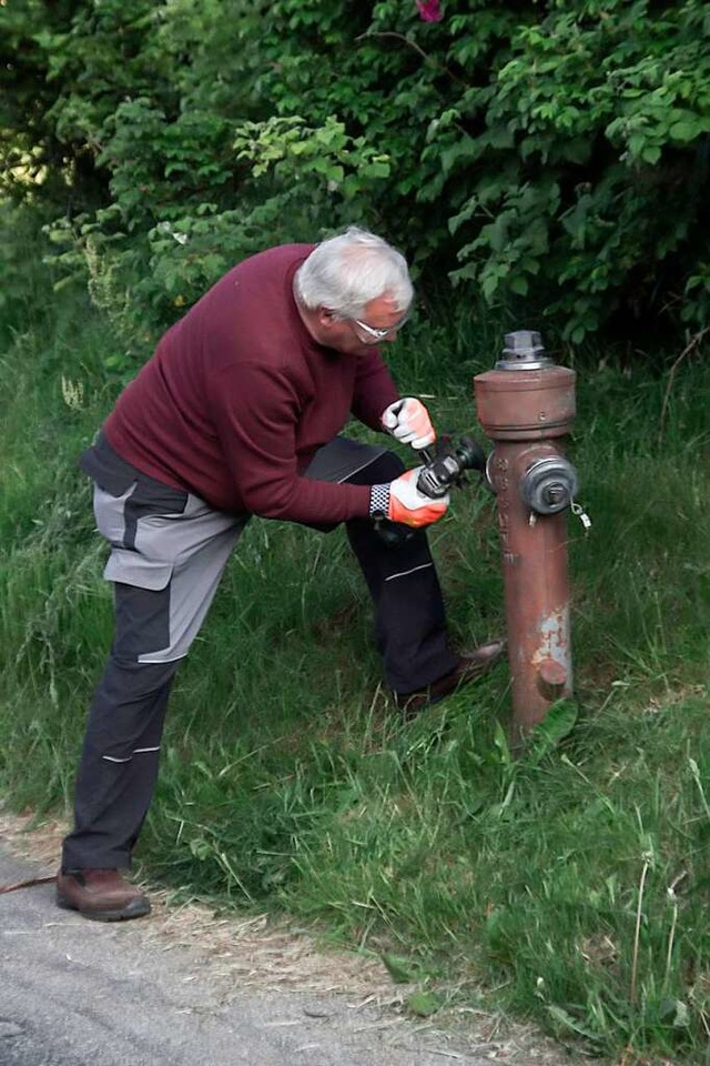 Wolfgang Schrder entrostet einen  Hydranten.  | Foto: Peter Morath