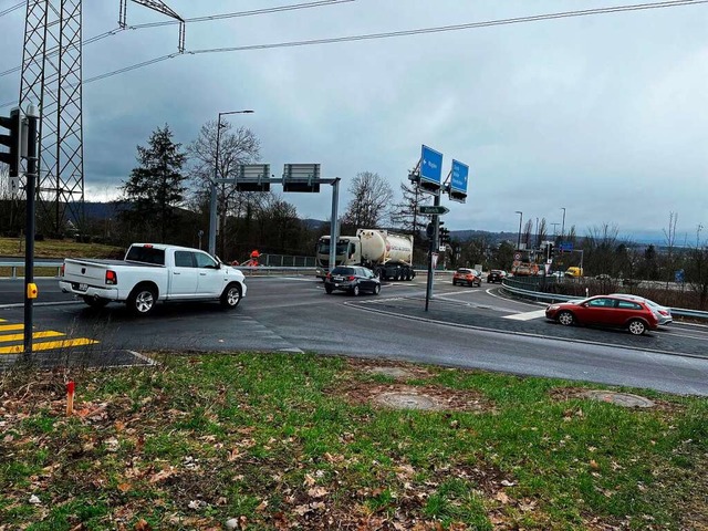 Dort, wo bislang ein Kreisel war, wird der Verkehr jetzt mit Ampeln geregelt.  | Foto: Valentin Zumsteg