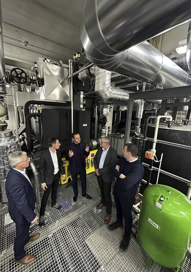 Vor zwei je 40 Tonnen schweren Absorpt...ng Kienzle (Werksleiter Burda-Druck).   | Foto: Helmut Seller