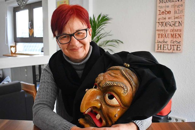 Edith Schaub mit der Maske der Feuerhexen   | Foto: Walter Holtfoth