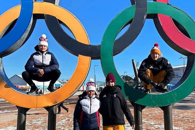 Vor der Eishalle in Gangwon posierte J...rttemberg und den Olympischen Ringen.   | Foto: Privat