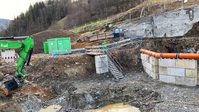 Am Rckhaltebecken wird  seit einem halben Jahr gebaut.  | Foto: Hartmut Schwbl