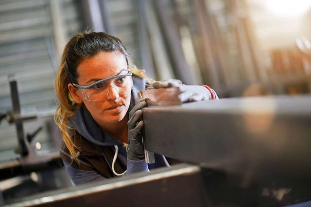 Auch Frauen sind stark in der Metallbearbeitung.  | Foto: goodluz (stock.adobe.com)