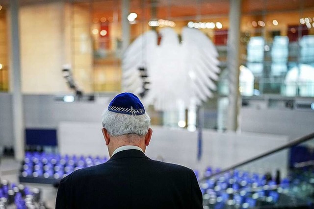 Ein Mann trgt eine Kippa whrend er a...fer des Nationalsozialismus teilnimmt.  | Foto: Kay Nietfeld (dpa)