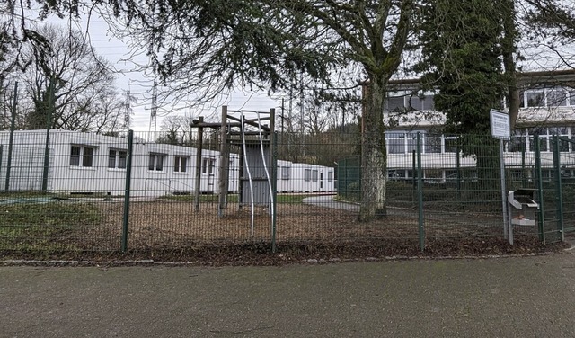 Seit Anfang des Jahres stehen die Schu...tplatz neben der Hebelschule in Rhina.  | Foto: Julia Becker