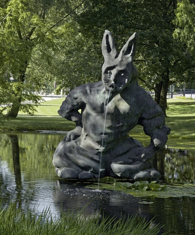 Auch ein Hingucker: Der Hase von Thomas Schtte im Garten der Fondation Beyeler 