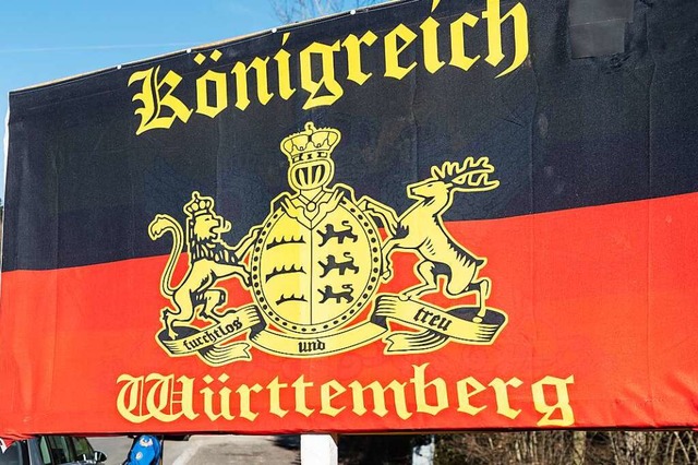 Hier wird die Flagge des Knigreichs W...asel wehte sie auf einem Baucontainer.  | Foto: Silas Stein