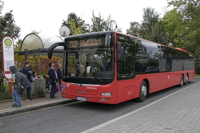 Busse und Bahnen fahren am Hochrhein