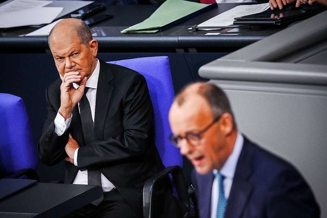 Zuschauen und schimpfen: Kanzler Olaf ...itionschef Friedrich Merz im Bundestag  | Foto: Kay Nietfeld (dpa)