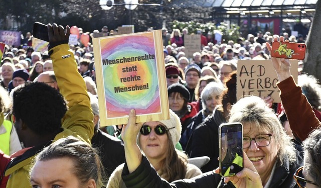 Rund 4000 Teilnehmer kamen vor einer W...n gegen Rechtsextremismus in Lrrach.   | Foto: Barbara Ruda