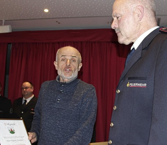 Brgermeister Singer ernannte Frank Zimmer zum Ehrenkommandanten.  | Foto: Rolf-Dieter Kanmacher