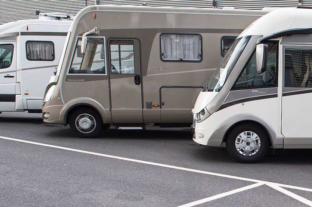 Wohnmobile auf einem Parkplatz: In Mau...l aus einer Werkstatt gestohlen haben.  | Foto: Robert Gnther