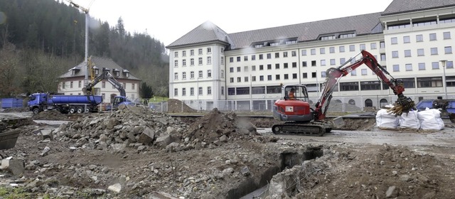 Das beauftragte Unternehmen stellt die...nschaftlichen Zentrums am Kolleg her.   | Foto: Sebastian Barthmes